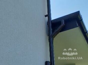 Монтаж водостоков на фасадах
