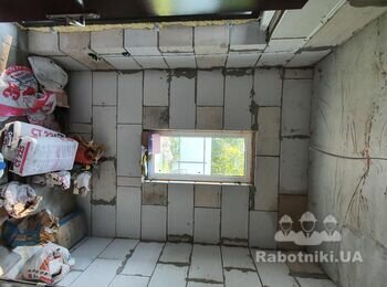 Стяжка и маячная штукатурка в тамбуре.