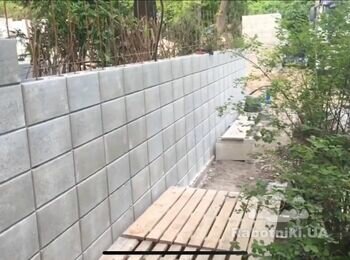 Укладка забора из блоков пустотелых