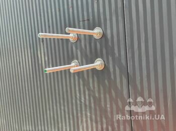 Кріплення закладних деталей на фасадах будівлі під рекламні констр.