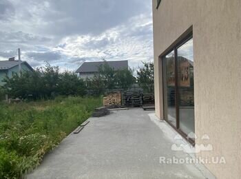 Будівництво дерев'яної тераси примикає до будинку