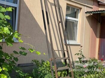 Доварить лестницу (ступени), доложить секционный забор