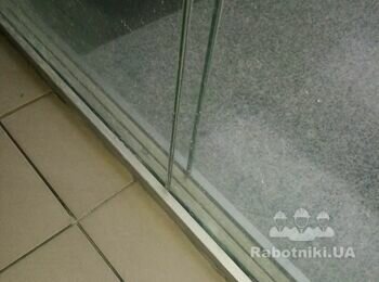 Демонтаж, очистка и монтаж стеклянных перегородок.