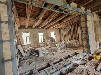 Демонтаж підлоги і штукатурка частини стіни