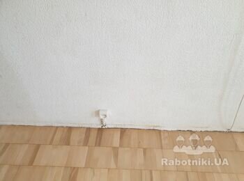 Нужен электрик для для переноса старых розеток в комнате