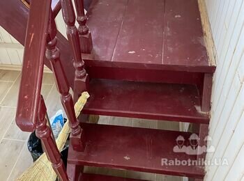 Циклевать лестницу, вскрыть лаком