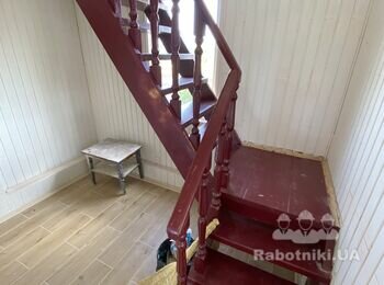 Циклевать лестницу, вскрыть лаком