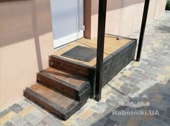 Укладання керамогранітної плитки на цоколя будинку