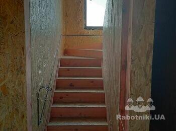 Обшить ясенем черновую деревянную лестницу на мансарду