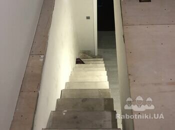 Обшивка металического каркаса лестницы деревом