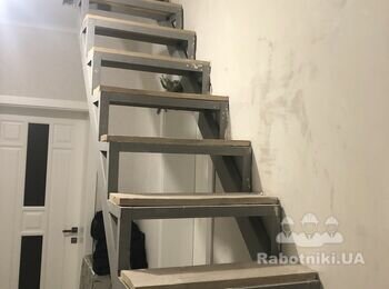 Обшивка металического каркаса лестницы деревом