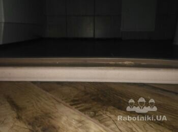Заміна лутки (нижня частина дверної коробки) у ванній кімнаті