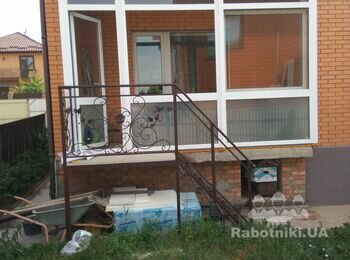 Монтаж водостічної системи на балконі