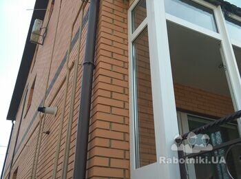 Монтаж водостічної системи на балконі