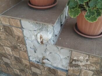 Качественная наклейка отвалившейся плитки на цоколе и ступеньках дома