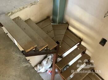 Сходи в квартиру з нішею для сидіння і шафою (коморою) під нею.