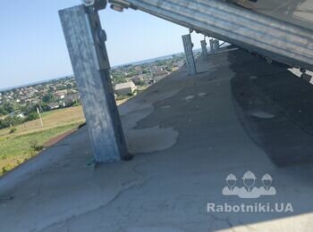 Закрепить крышки с профлиста на парапет