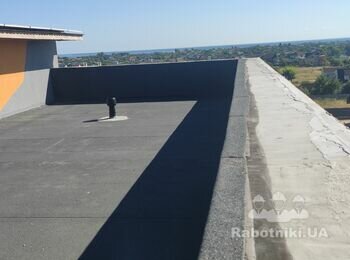 Закрепить крышки с профлиста на парапет