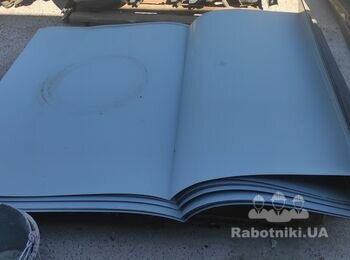 Закрепить крышки с профлиста на парапет