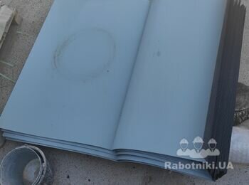 Закрепить крышки с профлиста на парапет
