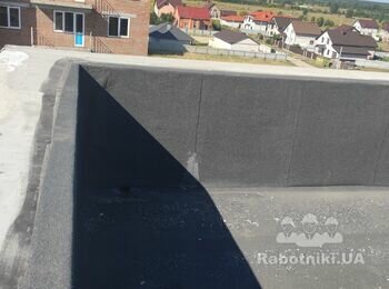 Закрепить крышки с профлиста на парапет