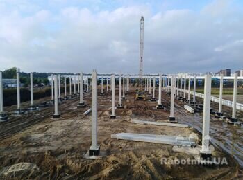 Два монтажніка, на залізобетонні конструкціїї