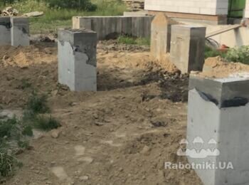 Кладка колон из чернового кирпича