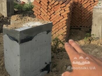 Кладка колон из чернового кирпича