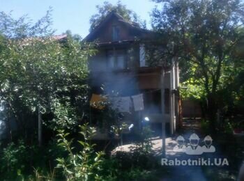 Укладання шиферу на козирку дачного будиночка.