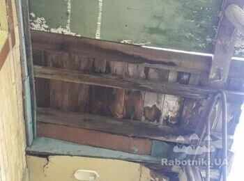 Укладання шиферу на козирку дачного будиночка.