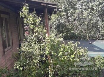 Укладання шиферу на козирку дачного будиночка.