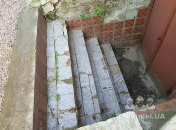 Ремонт бетонной лестницы спуска в подвал.