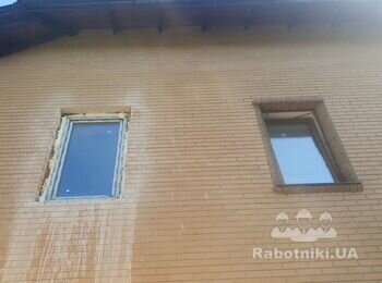 Облицювання вікна по периметру лицьовою цеглою