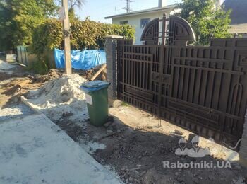 Встановлення паркану, монтаж каналізаційної труби