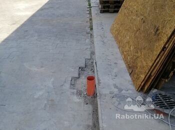 Монтаж дренажних лотків в приватному будинку