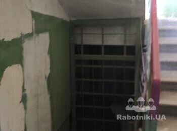 Закрыть перегородкой вход в подвал в 4 подъездах 9 го дома.