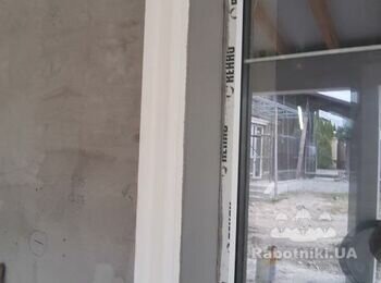 Отделка оконныхи дверных откосовна фасаде дома.