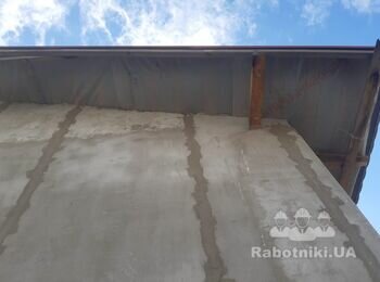 Подшивка свесов кровли и монтаж водостоков.