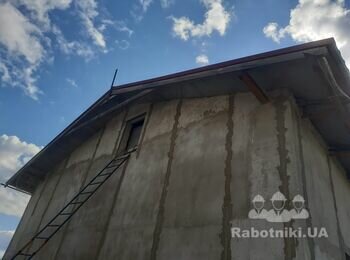 Подшивка свесов кровли и монтаж водостоков.