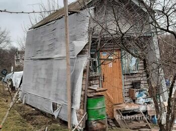 Положить черепицу на крышу на маленький дачный дом