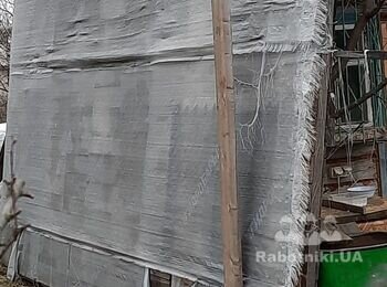 Положить черепицу на крышу на маленький дачный дом