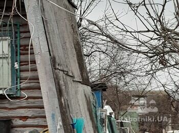 Положить черепицу на крышу на маленький дачный дом
