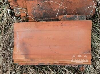 Положить черепицу на крышу на маленький дачный дом