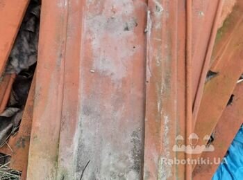 Положить черепицу на крышу на маленький дачный дом