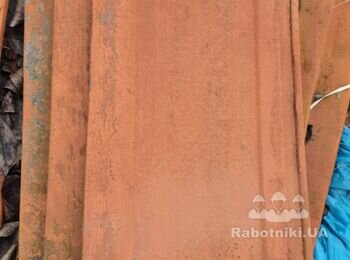 Положить черепицу на крышу на маленький дачный дом