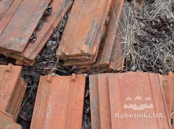 Положить черепицу на крышу на маленький дачный дом