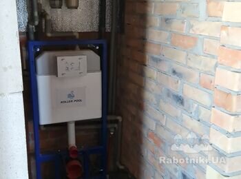 Укдадка плитки в душевой.