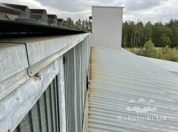 Ремонт відливів і доопрацювання покрівлі з профнастил