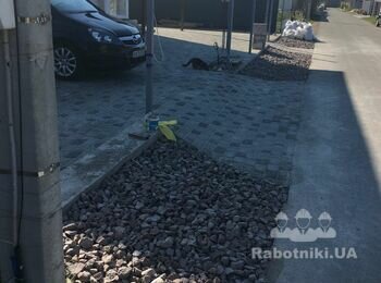 Фронтальний паркан профнастил стовпи з цегли або бетонні блоки