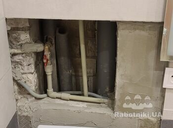 Укладка плитки в ванной комнате. И монтаж ревизионного люка.
